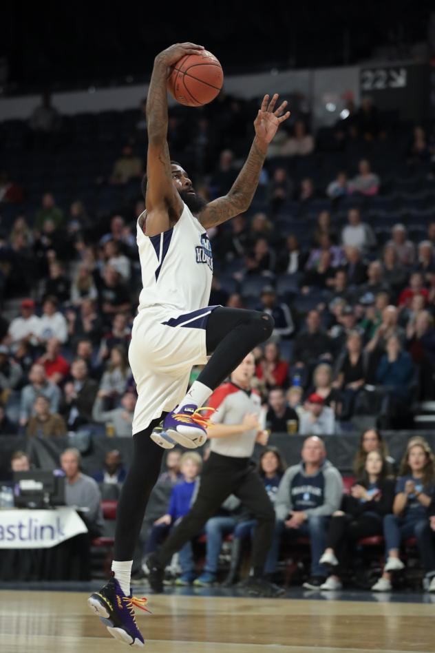 Halifax Hurricanes with the ball against the Moncton Magic