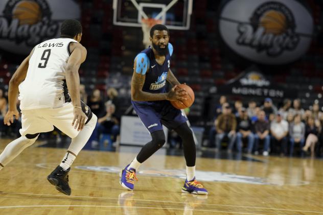Halifax Hurricanes shooting guard Terry Thomas vs. the Moncton Magic