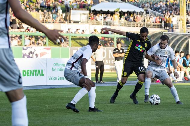 Sacramento Republic FC surround New Mexico United