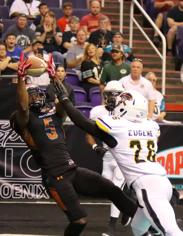 Anthony Amos of the Arizona Rattlers hauls in a catch vs. the Tucson Sugar Skulls