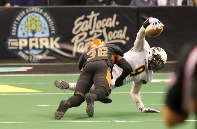 Phillip Henry of the Arizona Rattlers tackles the Tucson Sugar Skulls