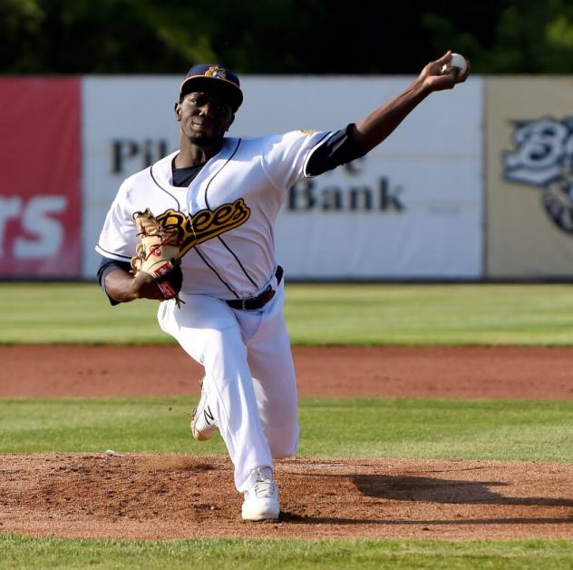 Burlington Bees pitcher Hector Yan