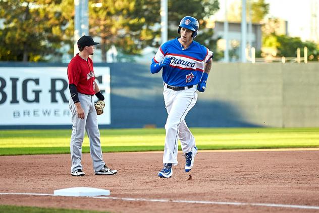 Ottawa Champions circle the bases against the New Jersey Jackals
