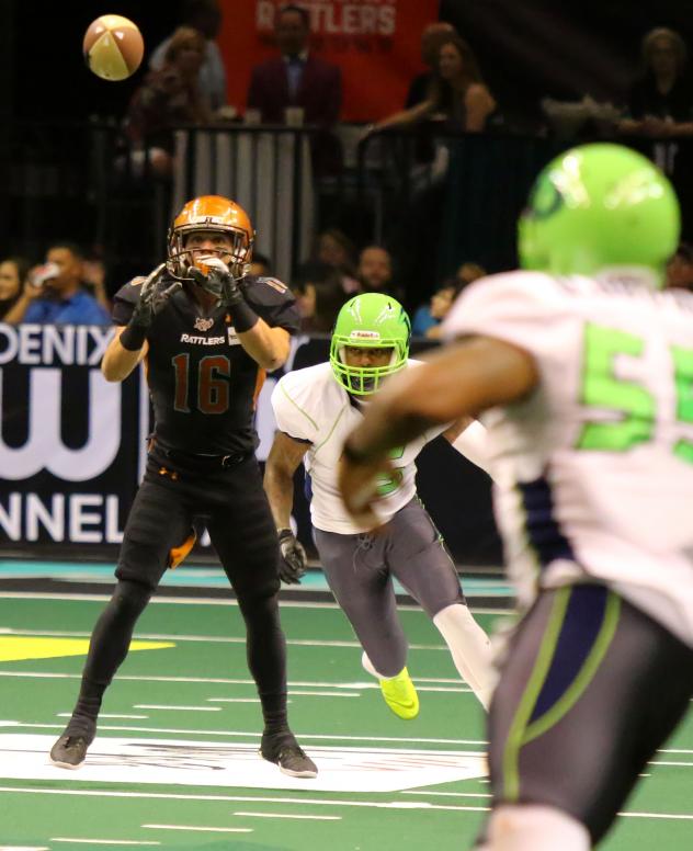 Jarrod Harrington of the Arizona Rattlers prepares to make a catch against the Nebraska Danger