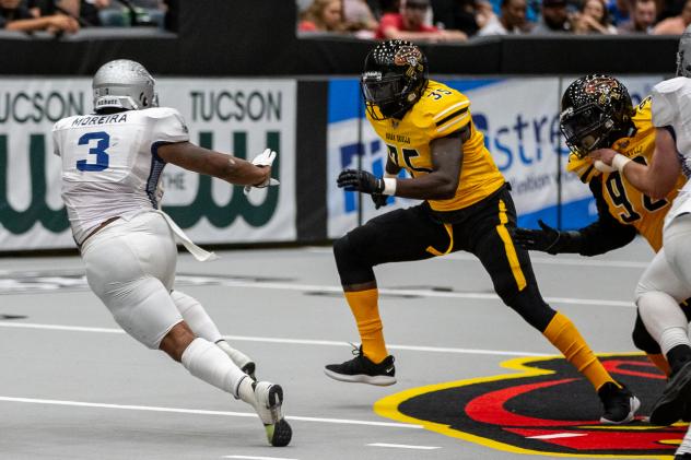 Tucson Sugar Skulls linebacker Zach Allen (middle)