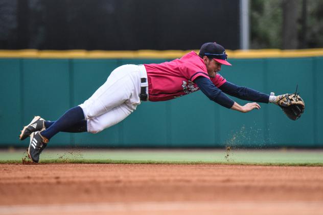 Joe Cronin makes a diving attempt for the Pensacola Blue Wahoos