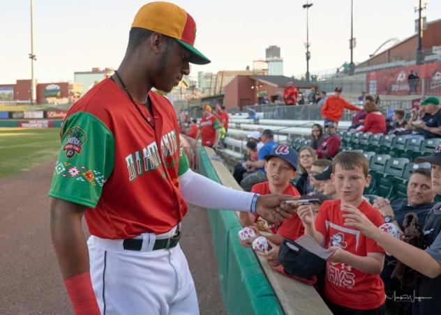 Arkansas Travelers' Diamantes de Arkansas uniforms