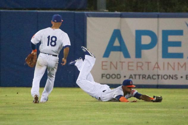 Aaron Altherr makes a game-ending diving catch in the top of the ninth inning to secure a 3-2 victory for the Syracuse Mets on Thursday night