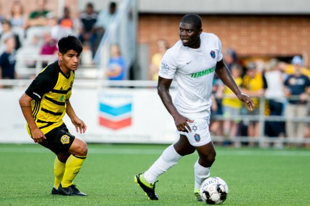 Ewan Grandison of Memphis 901 FC with possession vs. Pittsburgh Riverhounds SC