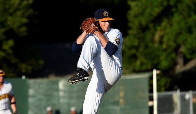 Burlington Bees pitcher Cole Duensing