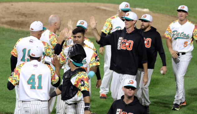 Los Patos de Long Island (Long Island Ducks) celebrate a win