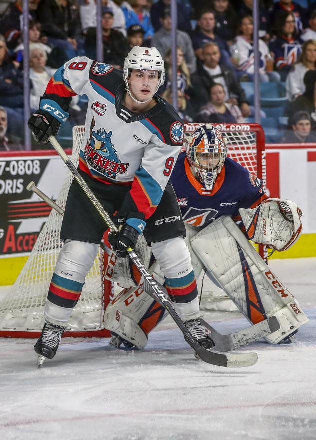 Kelowna Rockets forward Mark Liwiski vs. the Kamloops Blazers