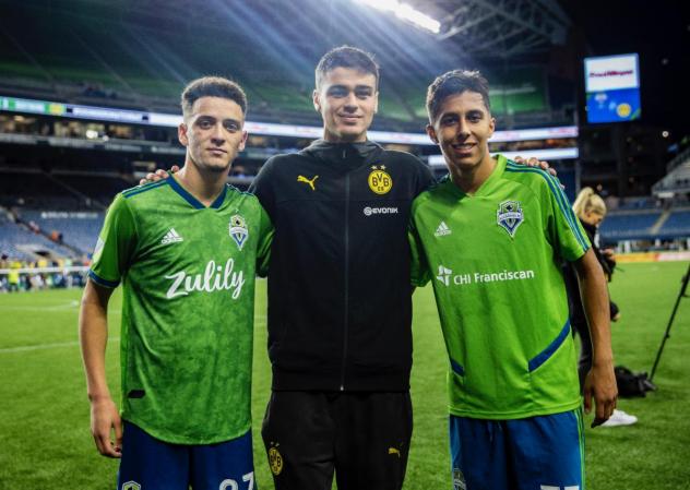 Alfonso Ocampo-Chavez (left) and Danny Leyva (right) of Seattle Sounders FC with fellow U.S. U-17 MNT call-up Gio Reyna