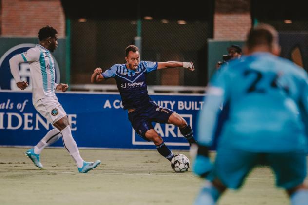 El Paso Locomotive FC forward Jerome Kiesewetter (center)