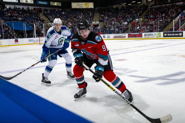 Kelowna Rockets left wing Mark Liwiski (right) vs. the Swift Current Broncos