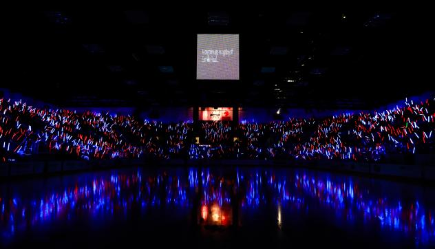 Kalamazoo Wings fans attempt to set the World Lightsaber battle record