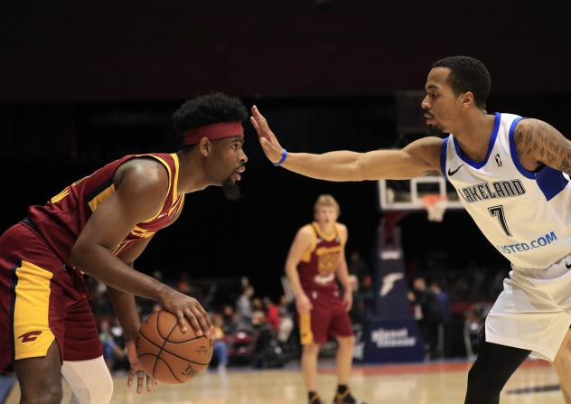 Malik Newman of the Canton Charge (right) vs. Lakeland Magic guard Jon Davis