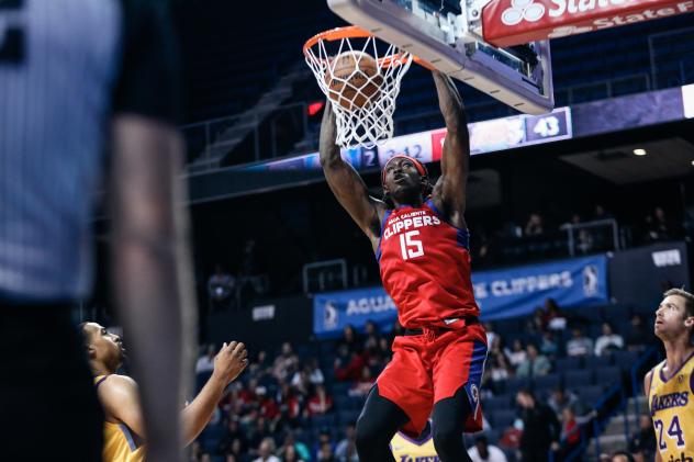 Agua Caliente Clippers forward Johnathan Motley dunks against the South Bay Lakers