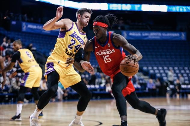 Agua Caliente Clippers forward Johnathan Motley drives to the hoop against the South Bay Lakers