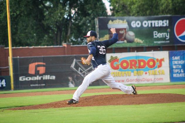 Evansville Otters pitcher Tyler Vail