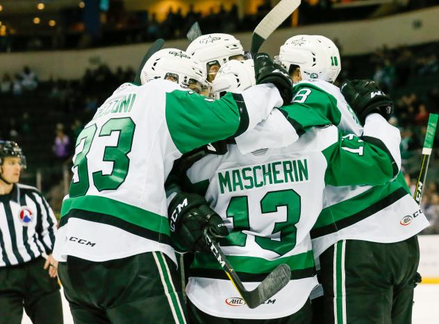 Texas Soars huddle up after a goal against the Milwaukee Admirals