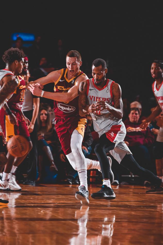 Canton Charge and Rio Grande Valley Vipers race for a loose ball