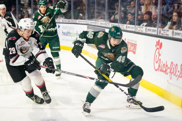 Vancouver Giants forward Ian McNulty (left) vs. the Everett Silvertips