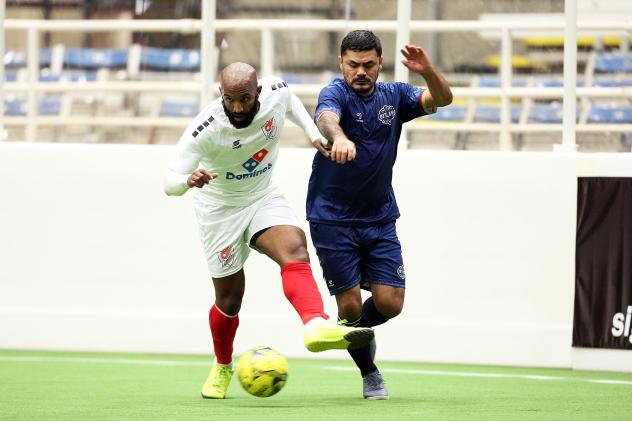 Kansas City Comets defender Ray Lee (left) vs. the Mesquite Outlaws