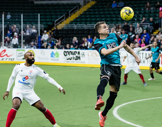 St. Louis Ambush defender Pepe Junqueira eyes the ball vs. the Kansas City Comets