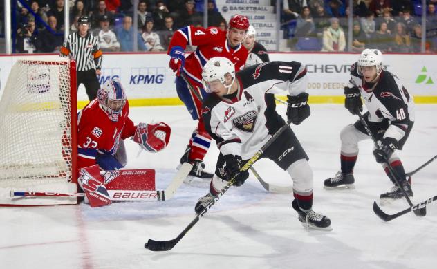 Vancouver Giants right wing Tyler Presiuso handles the puck vs. the Spokane Chiefs