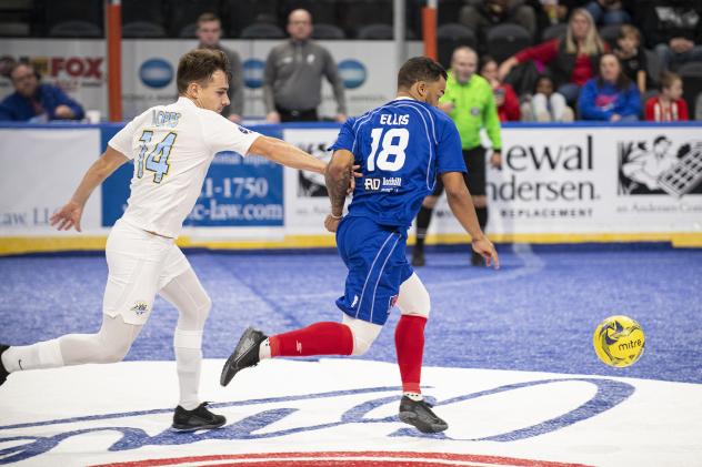 Kevin Ellis of the Kansas City Comets vs. the Orlando Seawolves