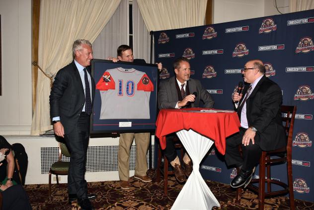 Williamsport Crosscutters retire Pat  Borders jersey at Hot Stove Banquet