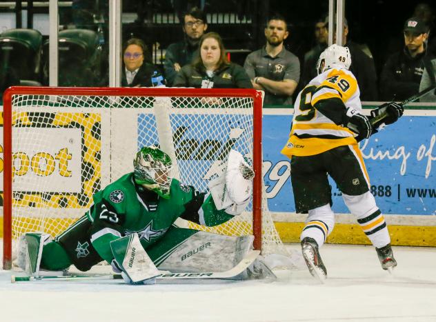 Texas Stars goaltender Jake Oettinger makes a save against the Wilkes-Barre/Scranton Penguins