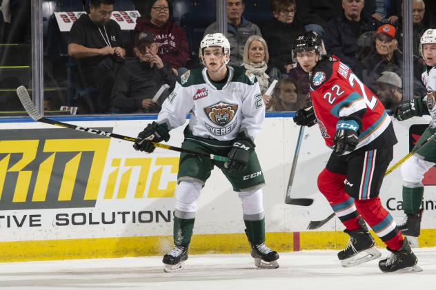 Kelowna Rockets left wing Dillon Hamaliuk (right) vs. the Everett Silvertips