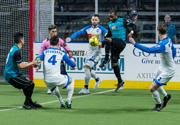 St. Louis Ambush forward Andre Braithwaite (knee up) vs. Utica City FC