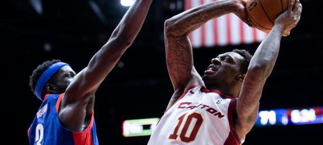 Canton Charge guard Sheldon Mac with the ball against the Long Island Nets