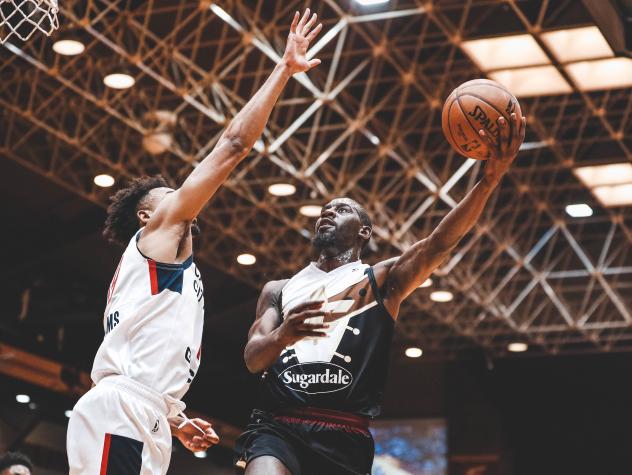 Canton Charge head to the rim against the Capital City Go-Go