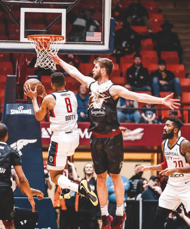 Canton Charge defend against the Capital City Go-Go