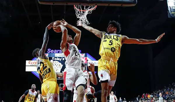 Windy City Bulls defend agains the Erie BayHawks