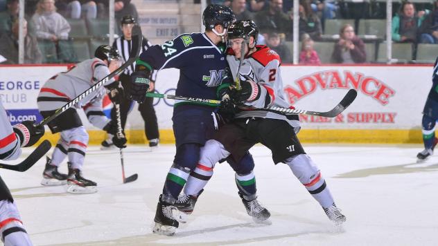 Adirondack Thunder go toe-to-toe with the Maine Mariners