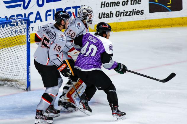 Utah Grizzlies forward Yuri Terao in front of the Kansas City Mavericks goal