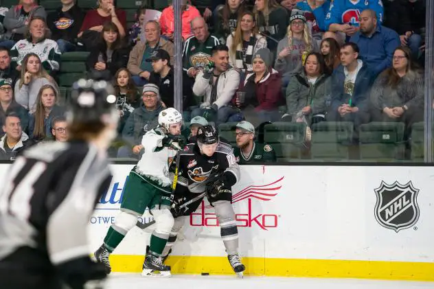 Vancouver Giants defenceman Connor Horning (right) vs. the Everett Silvertips