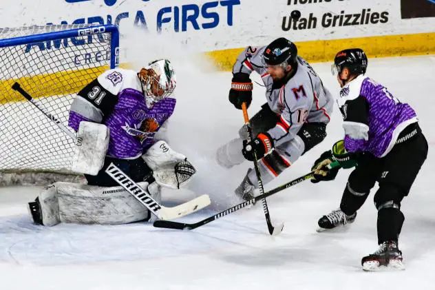 Utha Grizzlies goaltender Brad Barone vs. the Kansas City Mavericks