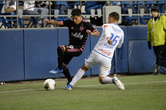 Seattle Sounders FC forward Raul Ruidiaz (left) vs. CD Olimpia