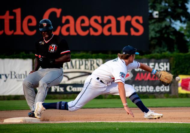 Jordan Barth of the St. Cloud Rox stretches to catch a ball against the Mankato MoonDogs