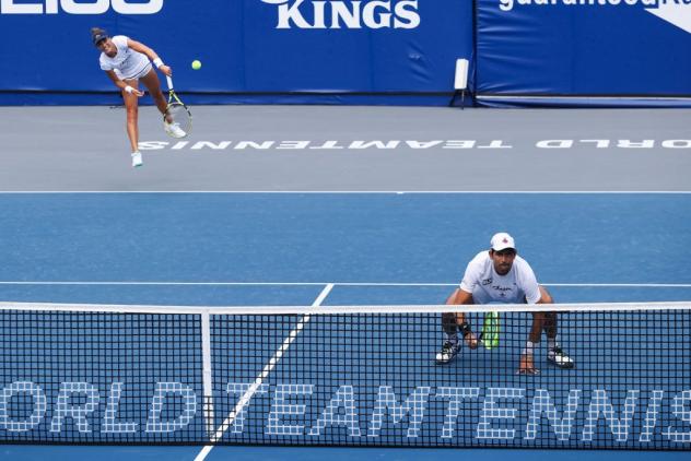 Marcelo Arevalo (front) and Bernarda Pera of the Washington Kastles