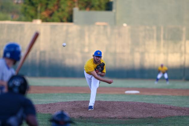 Sioux Falls Canaries pitcher Tyler Herron