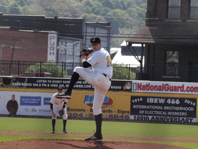 Justin Topa pitching for the West Virginia Power