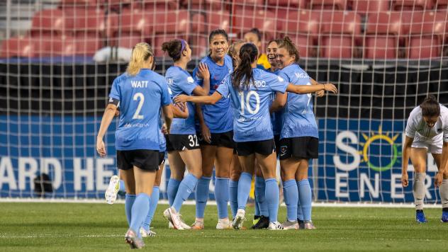 Chicago Red Stars huddle up after a goal