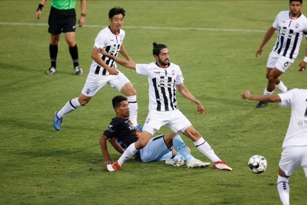 Colorado Springs Switchbacks FC battle El Paso Locomotive FC